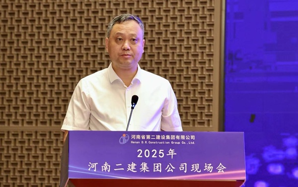 主持人.jpg 主持人.jpg