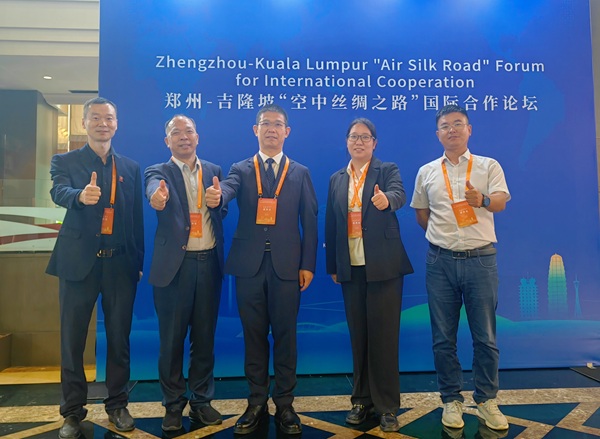 论坛合影.jpg 论坛合影.jpg