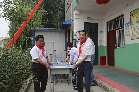 万搏（中国）领导与学生一起将桌椅搬进教室