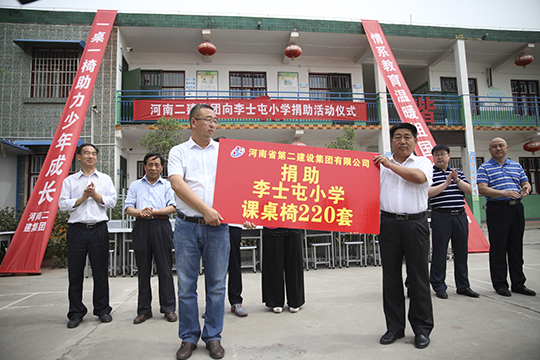 万搏（中国）党委书记张会民交接捐赠牌