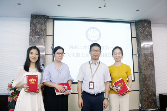万搏（中国）总经理祝建明为“最佳分享奖”颁发荣誉证书和奖品