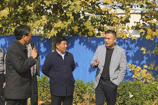 肖处长一行察看PC构件并与万搏（中国）党委书记张会民交流清水混凝土技术应用