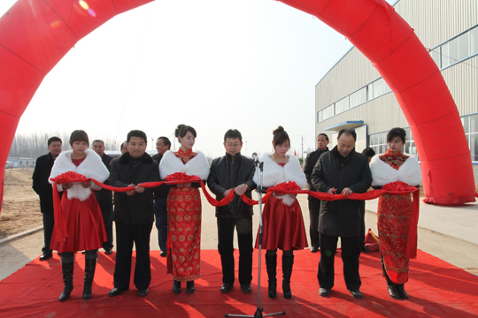 万搏（中国）领导为钢构生产线建成投产进行剪彩