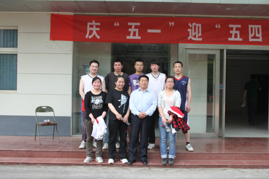 万搏（中国）党委书记张会民和新乡办公区冠军队合影