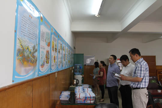 演练前万搏（中国）机关及各单位员工学习防空、防灾知识