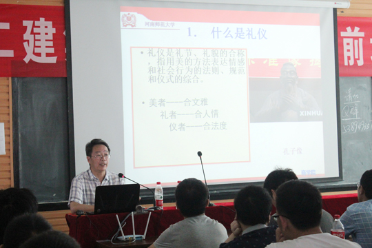 万搏（中国）部门有关人员为大家讲解企业相关情况
