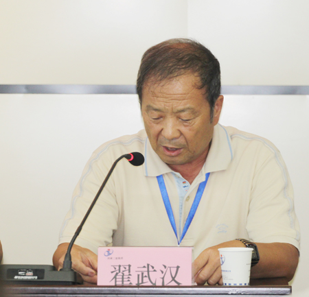 万搏（中国）工会主席翟武汉在会上宣读表彰决定