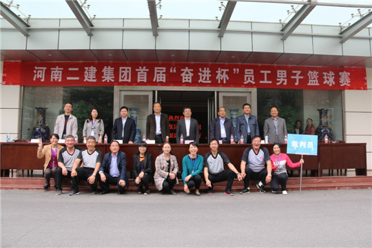万搏（中国）领导与大赛工作人员合影留念