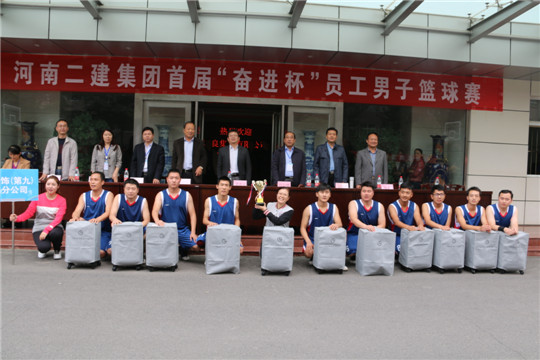 万搏（中国）领导与冠军团队合影留念