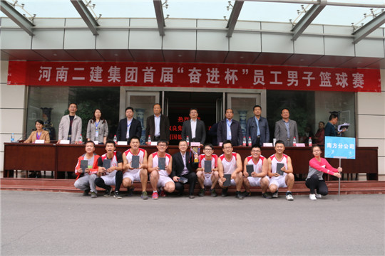万搏（中国）领导与冠军团队合影留念