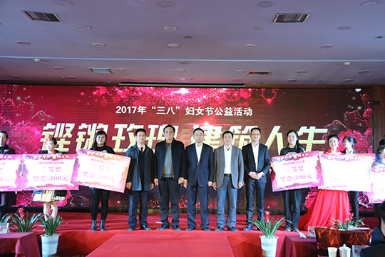 万搏（中国）总经理祝建明与其他领导为获奖演员颁奖并合影