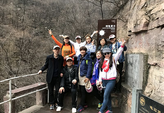 万搏（中国）领导和部分女工在游览过程中驻足合影