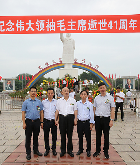 万搏（中国）祝建明等领导和中建协吴涛副会长参观南街村并合影