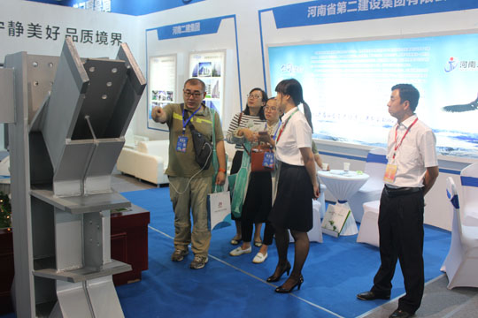 业界同仁、企业代表参观万搏（中国）展位产品