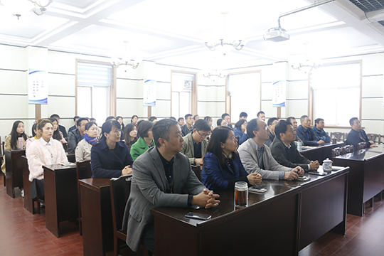 万搏（中国）与会人员认真学习