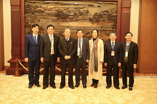 万搏（中国）董事长黄道元与参会各领导合影