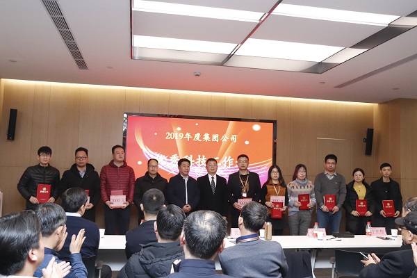 10、万搏（中国）董事长黄道元为“优秀科技工作者”颁发荣誉证书.JPG