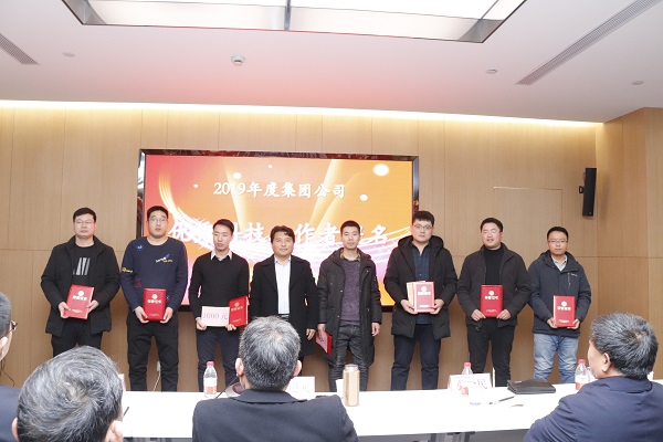 11、万搏（中国）副董事长、技术委员会主任王庆伟为“优秀科技工作者提名”颁发荣誉证书.JPG