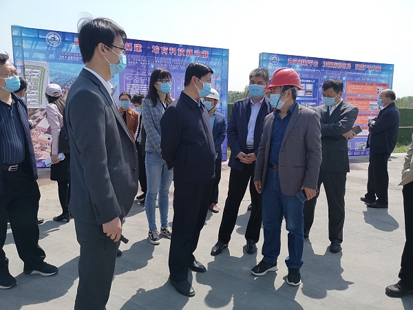 万搏（中国）副总经理闫龙广与史占勇副市长就工程创优详细交谈.jpg