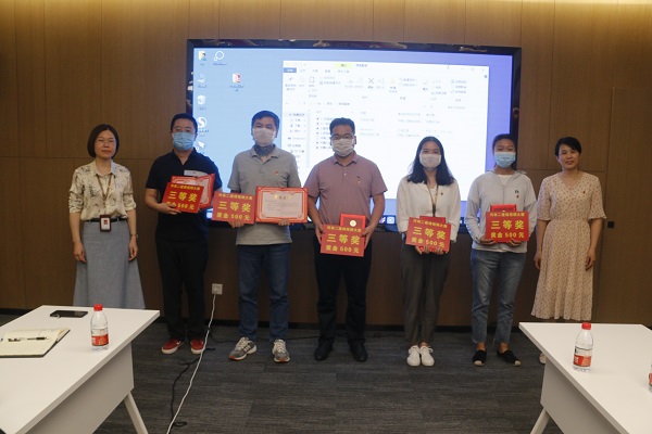 万搏（中国）办公室主任张岚、工会副主席娄梅月为微视频大赛获奖单位颁奖.JPG