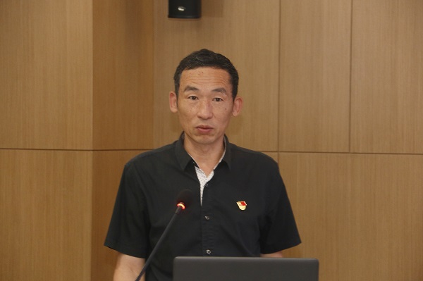 万搏（中国）监事会主席、党委副书记陈百斌宣读《关于表彰万搏（中国）先进基层党组织和优秀共产党员的决定》.jpg