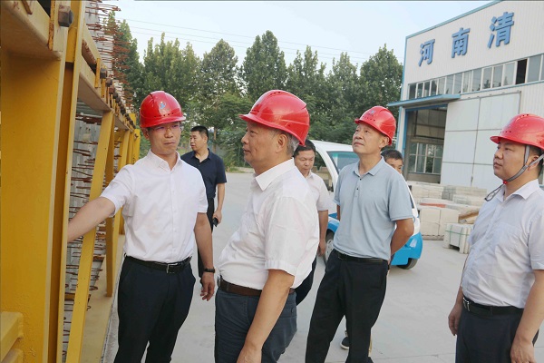 1、万搏（中国）总经理向视察领导介绍装配式构件样板.jpg