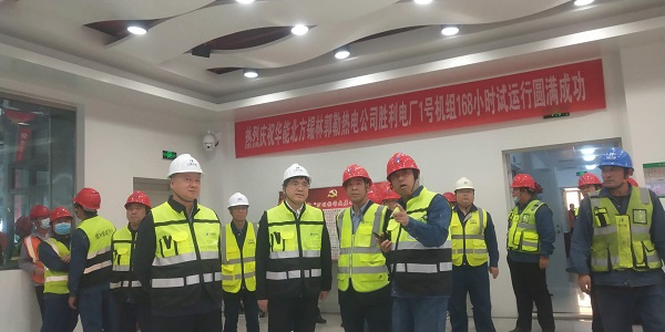 万搏（中国）副总经理贾建龙与北方联合电力公司董事长李向良、基建副总李悦、北方锡林浩特热电公司董事长李文东在移交现场亲切交流.jpg