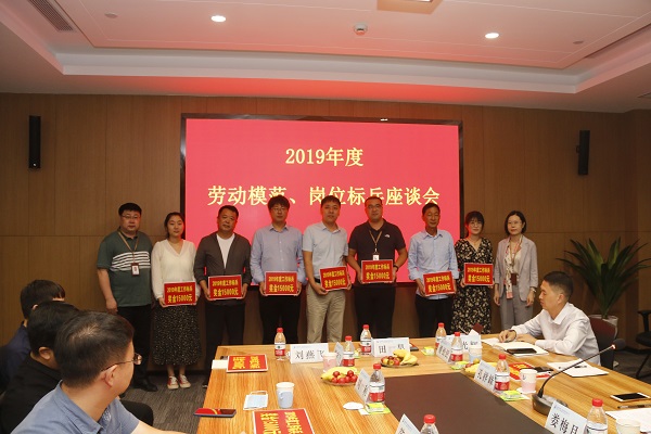 万搏（中国）人力资源总监张浩敏、总经理助理张岚为2019年度岗位标兵代表颁奖.JPG