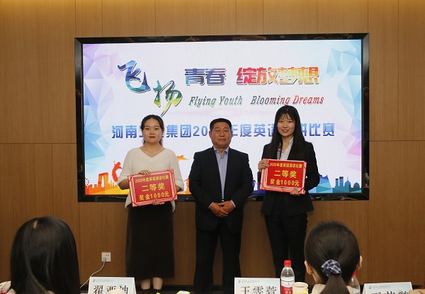 万搏（中国）党委书记张会民为二等奖获得选手颁奖.jpg