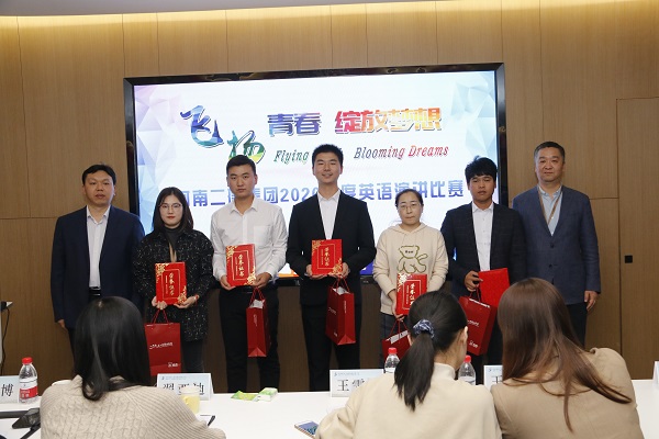 万搏（中国）副总经理王春岭、总工程师苏群山为优秀奖获得选手颁奖.JPG