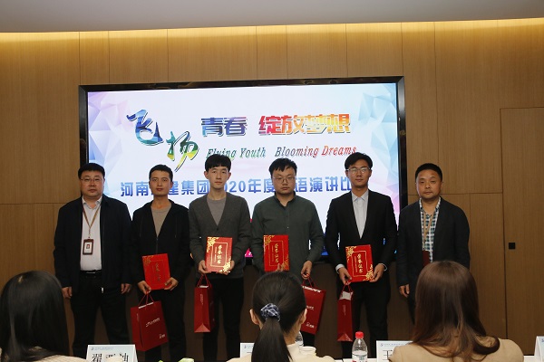 万搏（中国）总经济师吴新勇、人力资源总监张浩敏为优秀奖获得选手颁奖.JPG