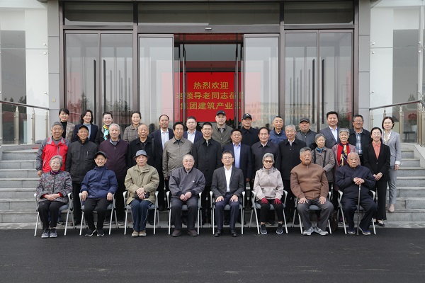 万搏（中国）领导和老同志们合影留念.jpg