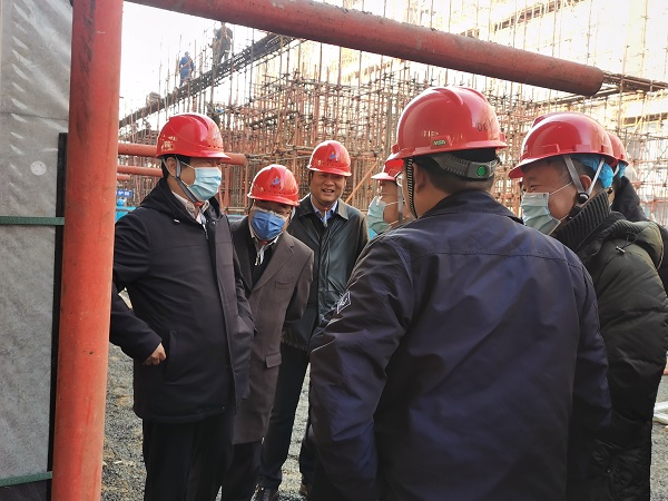 2、万搏（中国）领导与华能集团领导交流清水混凝土框架工艺.jpg
