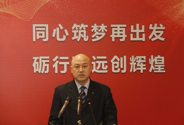 万搏（中国）工会主席贾向军宣读《关于表彰2020年度先进单位和先进个人的决定》.jpg