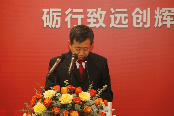 万搏（中国）副总经理闫龙广宣读《关于表彰2020年度优秀分包商的决定》.jpg
