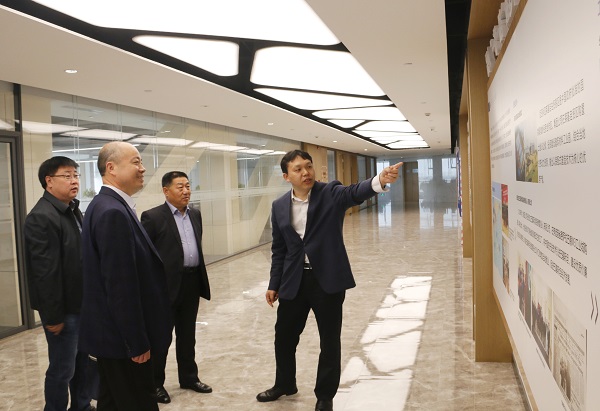 1、参观万搏（中国）总部文化走廊.jpg