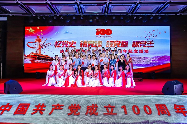 万搏（中国）董事长黄道元、党委书记张会民等到场领导和大合唱演员合影留念.jpg