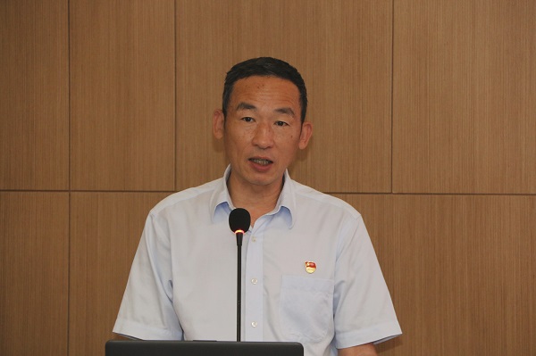 3、万搏（中国）党委副书记陈百斌宣读表彰文件.jpg
