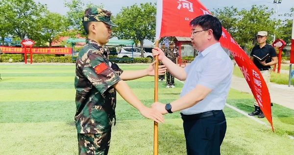 2、万搏（中国）人力资源总监张浩敏向新员工交授营旗.PNG
