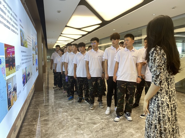 6、参观万搏（中国）总部文化走廊.JPG