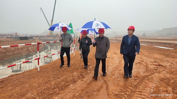 万搏（中国）董事、副总经理崔向军视察施工现场.jpg
