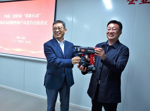 万搏（中国）科协主席黄道元向第六项目管理部交接援赠设备.jpg