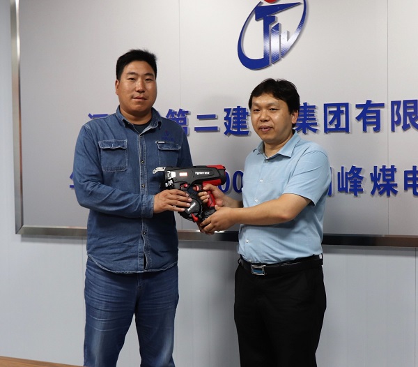 2、万搏（中国）科协秘书长苏群山向华能正宁项目部交接援赠设备.jpg