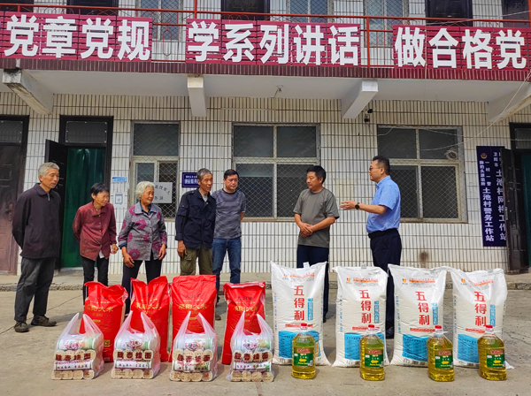 万搏（中国）董事、副总经理、分公司经理、党总支书记崔向军一行走进狮豹头乡土池村开展慰问.jpg