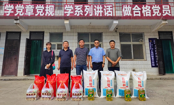 万搏（中国）董事、副总经理、分公司经理、党总支书记崔向军一行与土池村村支部书记、驻村干部合影留念.jpg