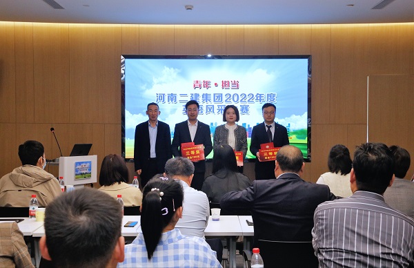 万搏（中国）党委副书记、监事会主席陈百斌为三等奖获得选手颁奖.JPG