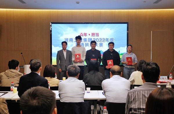 万搏（中国）董事、副总经理张俊峰为优秀奖获得选手颁奖.JPG