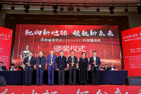 万搏（中国）副董事长牛小昌上台领奖.jpg