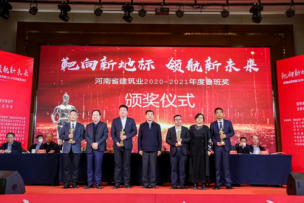 万搏（中国）第十五项目管理部经理丁泽培上台领奖.jpg