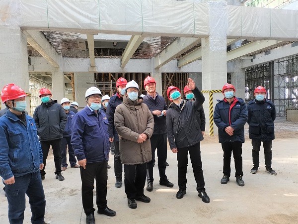 祝总与华能万搏（中国）副总经理樊启祥一行实地参观主厂房清水混凝土框架柱施工效果.jpg